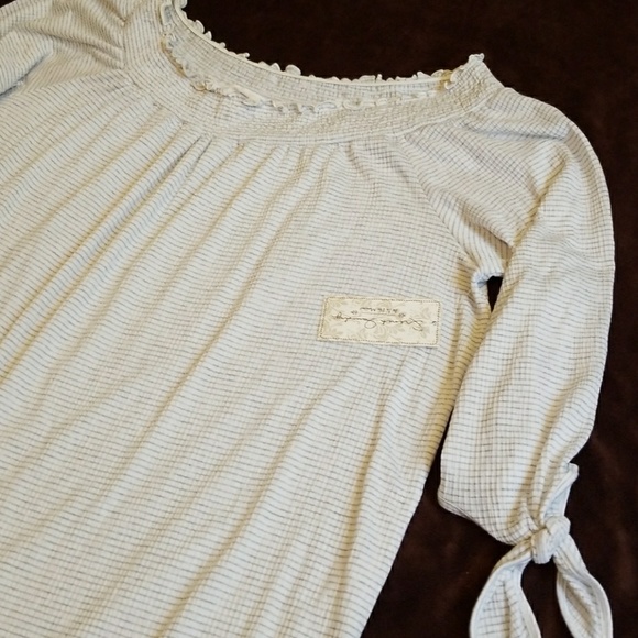 French Laundry Tops - Gray and white top with tie sleeves